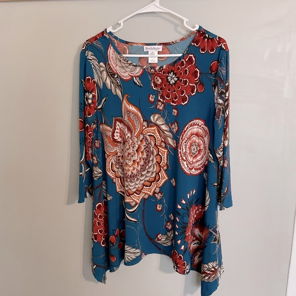 NorthStyle floral handkerchief hem tunic top. Size Medium